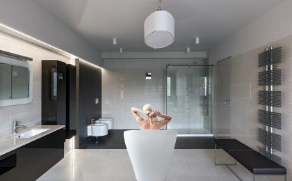 How to Work a Centered Bathtub into your Bathroom